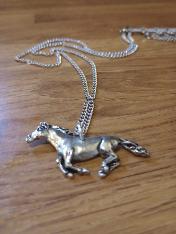 Running pony pendant on chain 2